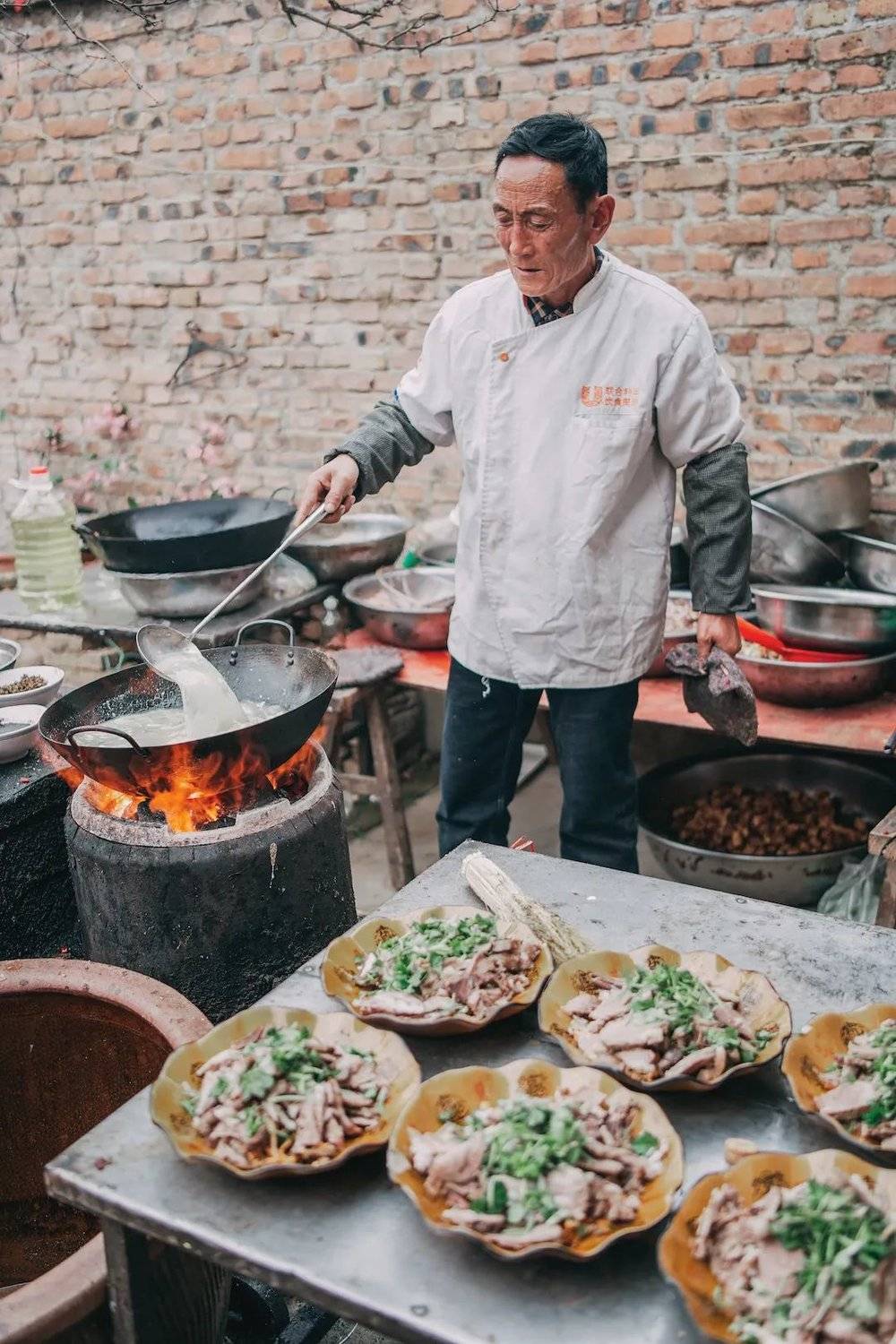 尊龙凯时最地道的美食在农村大席(图1)