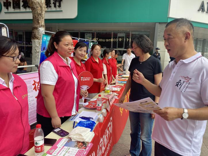 尊龙凯时安徽省皖嫂家政走进步行街参加安徽首届月嫂节宣传活动(图2)