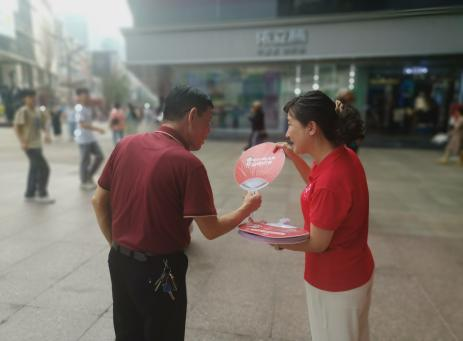 尊龙凯时安徽省皖嫂家政走进步行街参加安徽首届月嫂节宣传活动(图4)