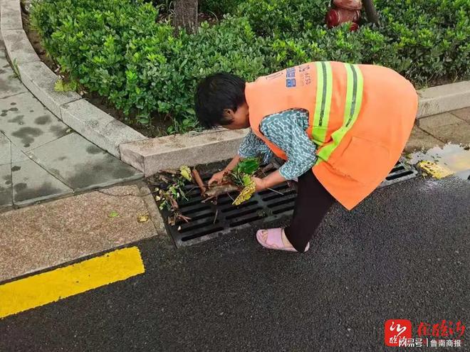 尊龙凯时刷新城市“颜值”！罗庄环卫及时开展雨后深度保洁(图1)