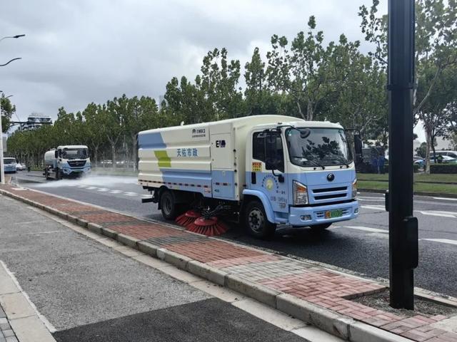 尊龙凯时人生就博上海市道路保洁人防洗消现场演练在浦东举行(图1)