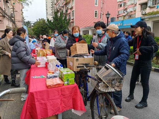 尊龙凯时人生就博以物易物“欢乐兑”这个小区刮起了一阵文明新风(图2)